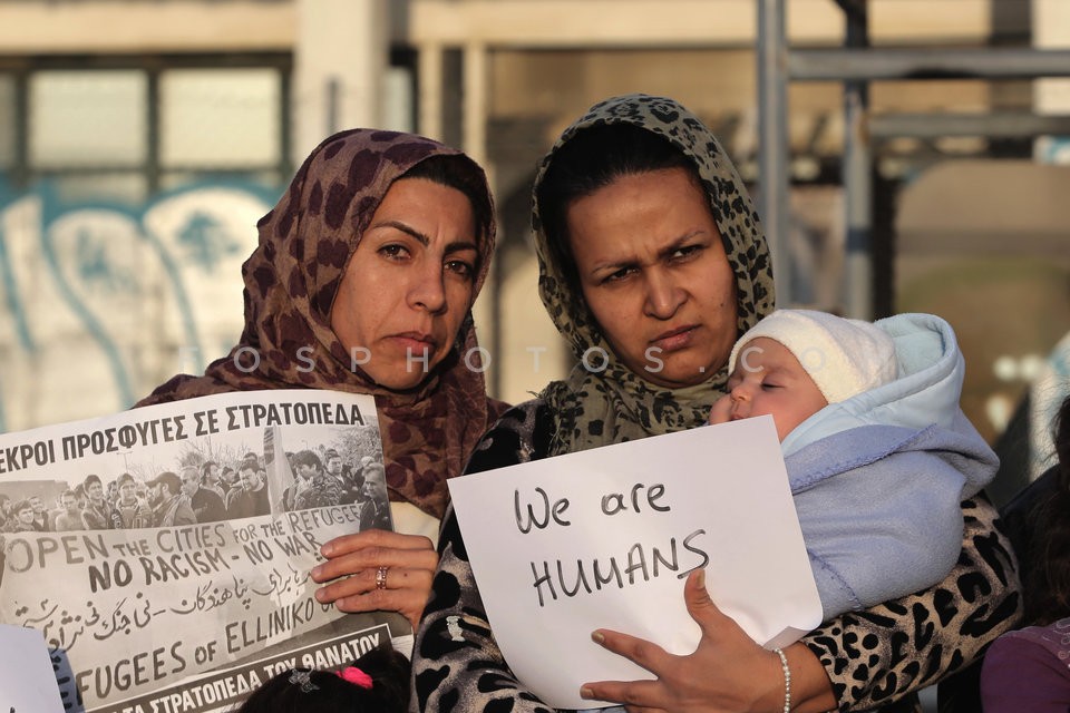 Protest rally at the refugee camp at Hellenikon airport / Συγκέντρωση στο κέντρο φιλοξενίας προσφύγων στο Ελληνικό