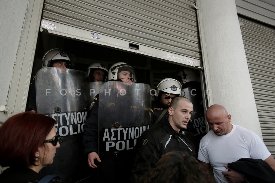 Protest at the health ministry /  Συγκέντρωση στο υπουργείο Υγείας