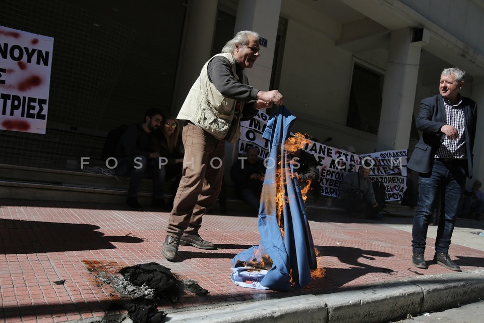 Protest at the health ministry /  Συγκέντρωση στο υπουργείο Υγείας