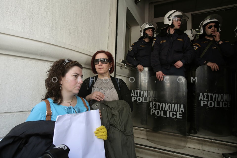 Protest at the health ministry /  Συγκέντρωση στο υπουργείο Υγείας