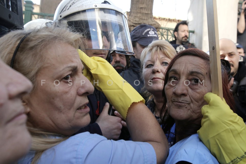 Protest rally in central Athens / Συγκέντρωση στο υπουργείο Εργασίας και πορεία στο Μαξίμου