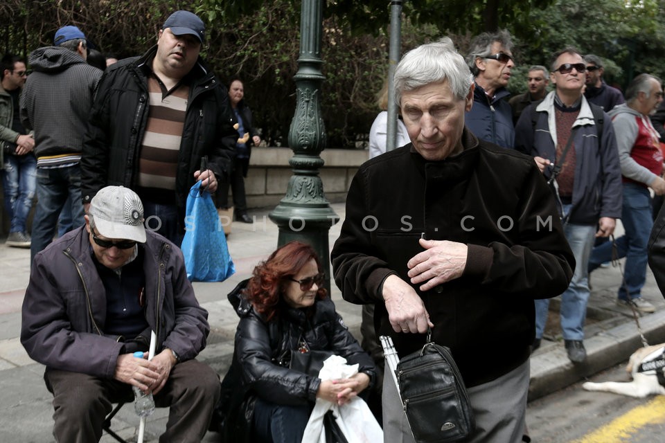 Blind peopole in protest rally at Maximos mansion / Συγκέντρωση  διαμαρτυρίας τυφλών στο Μαξίμου