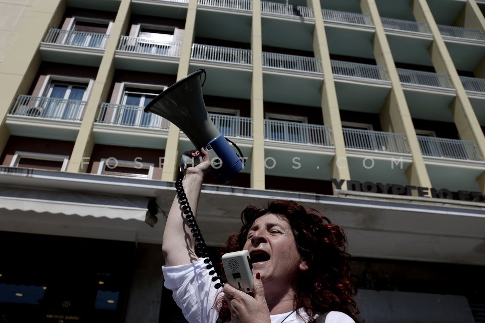 Cleaners protest at Labor Min. / Διαμαρτυρία από σχολικές καθαρίστριες