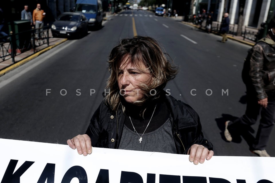 Cleaners protest at Labor Min. / Διαμαρτυρία από σχολικές καθαρίστριες