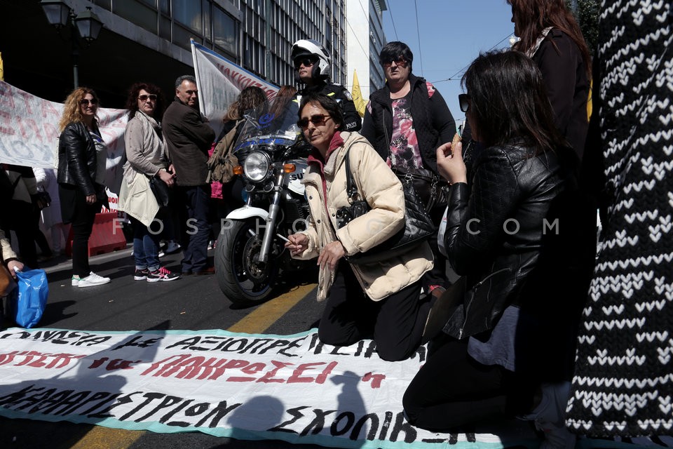 Cleaners protest at Labor Min. / Διαμαρτυρία από σχολικές καθαρίστριες