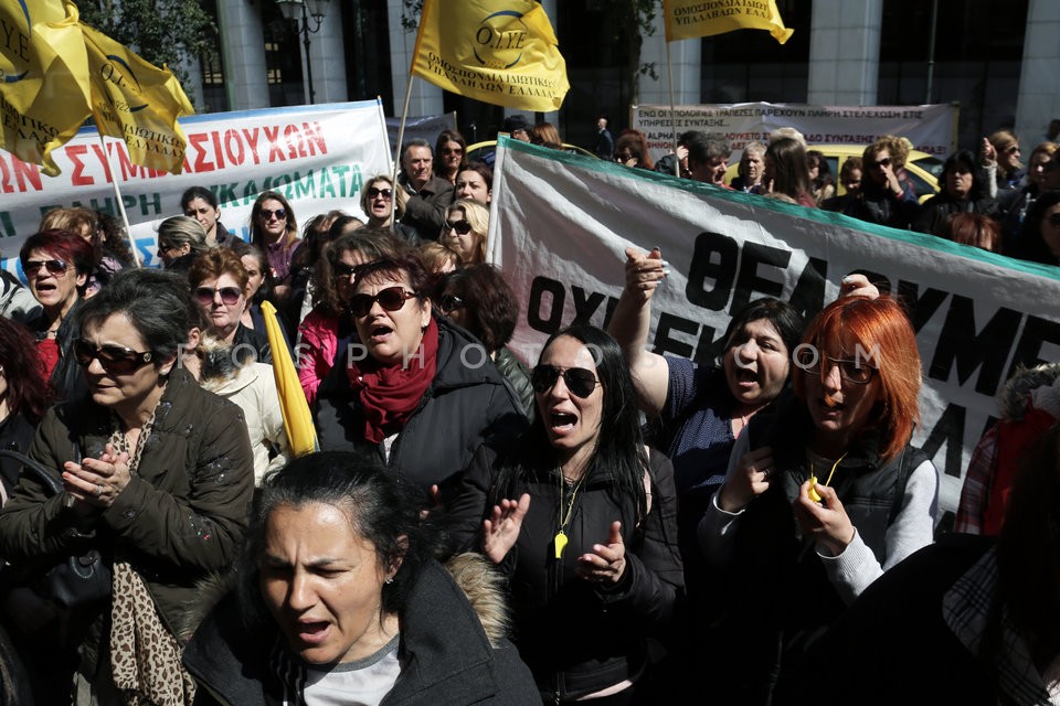 Cleaners protest at Labor Min. / Διαμαρτυρία από σχολικές καθαρίστριες