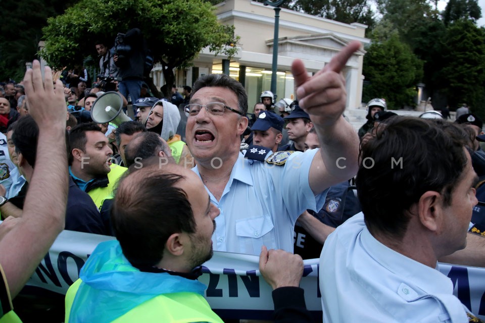 Greek police officers demonstrate in Athens / Πορεία διαμαρτυρίας ένστολων