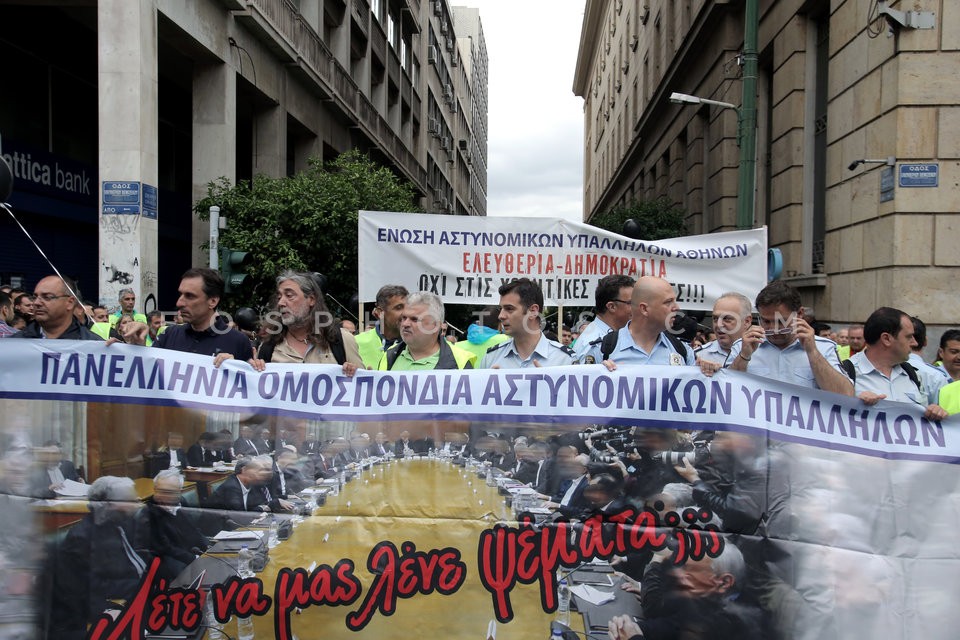 Greek police officers demonstrate in Athens / Πορεία διαμαρτυρίας ένστολων