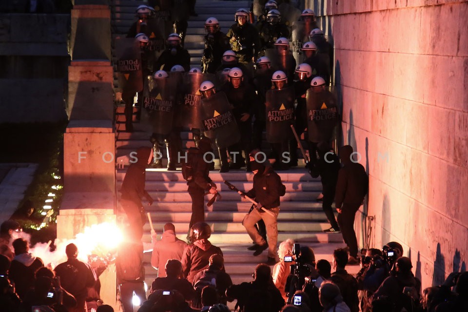 Clashes between young protestors and riot police / Επεισόδια εξω απο την Βουλή