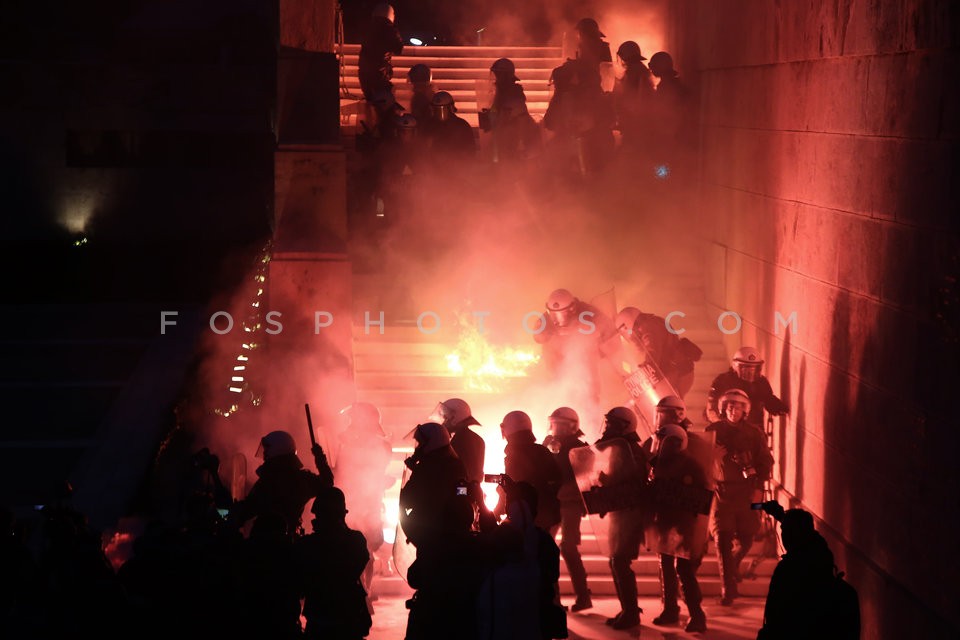 Clashes between young protestors and riot police / Επεισόδια εξω απο την Βουλή