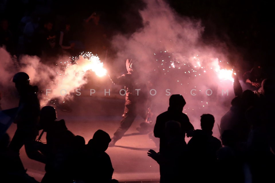 Clashes between young protestors and riot police / Επεισόδια εξω απο την Βουλή