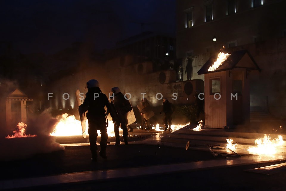 Clashes between young protestors and riot police / Επεισόδια εξω απο την Βουλή