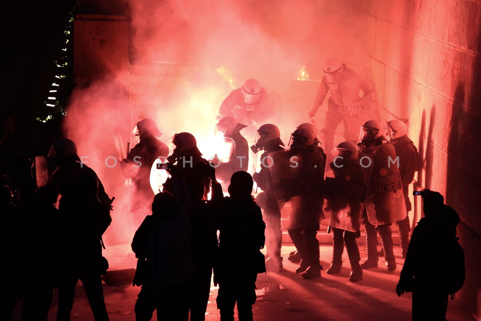 Clashes between young protestors and riot police / Επεισόδια εξω απο την Βουλή