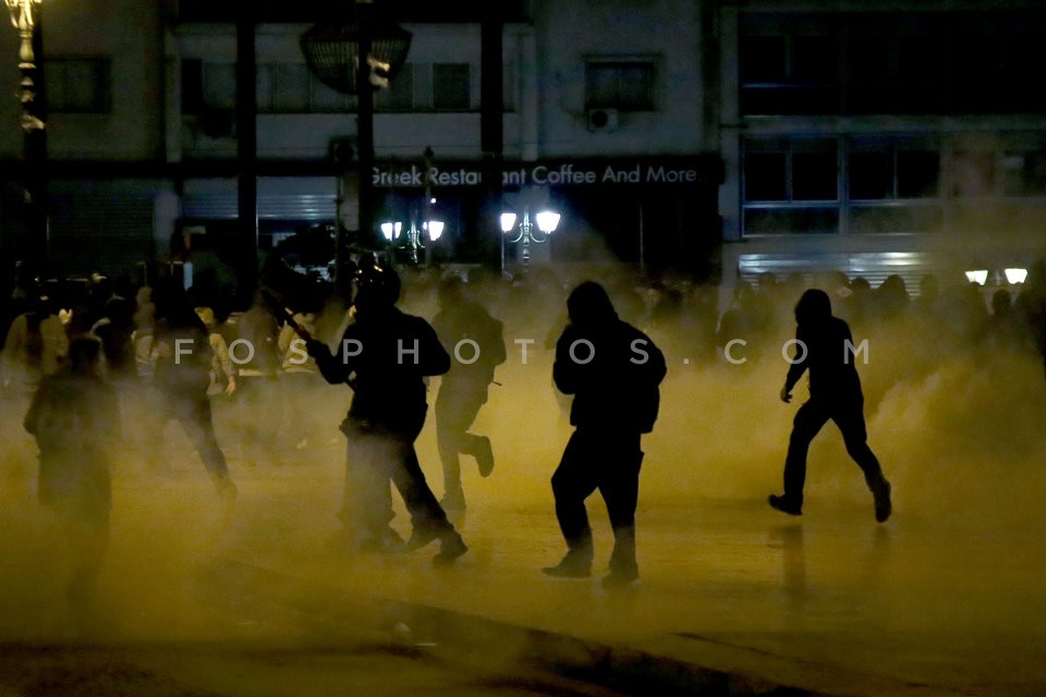 Clashes between young protestors and riot police / Επεισόδια εξω απο την Βουλή