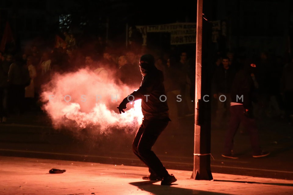 Clashes between young protestors and riot police / Επεισόδια εξω απο την Βουλή