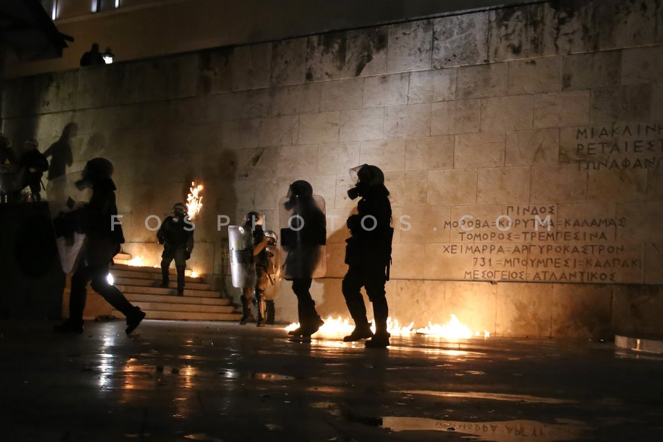 Clashes between young protestors and riot police / Επεισόδια εξω απο την Βουλή