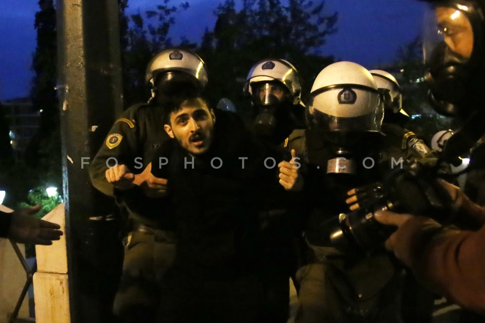 Clashes between young protestors and riot police / Επεισόδια εξω απο την Βουλή