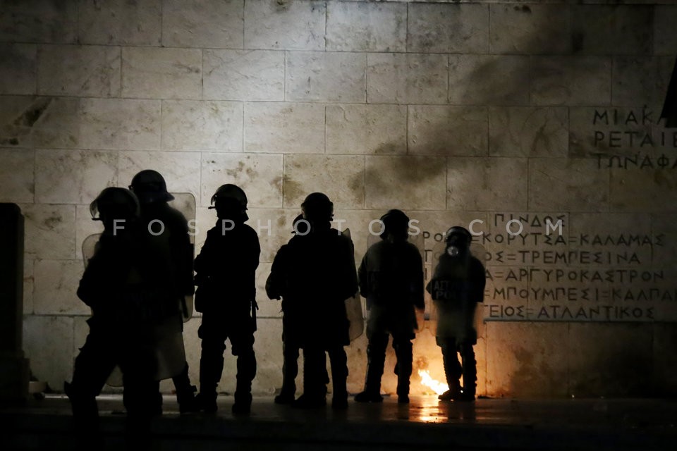 Clashes between young protestors and riot police / Επεισόδια εξω απο την Βουλή