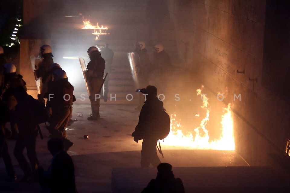 Clashes between young protestors and riot police / Επεισόδια εξω απο την Βουλή