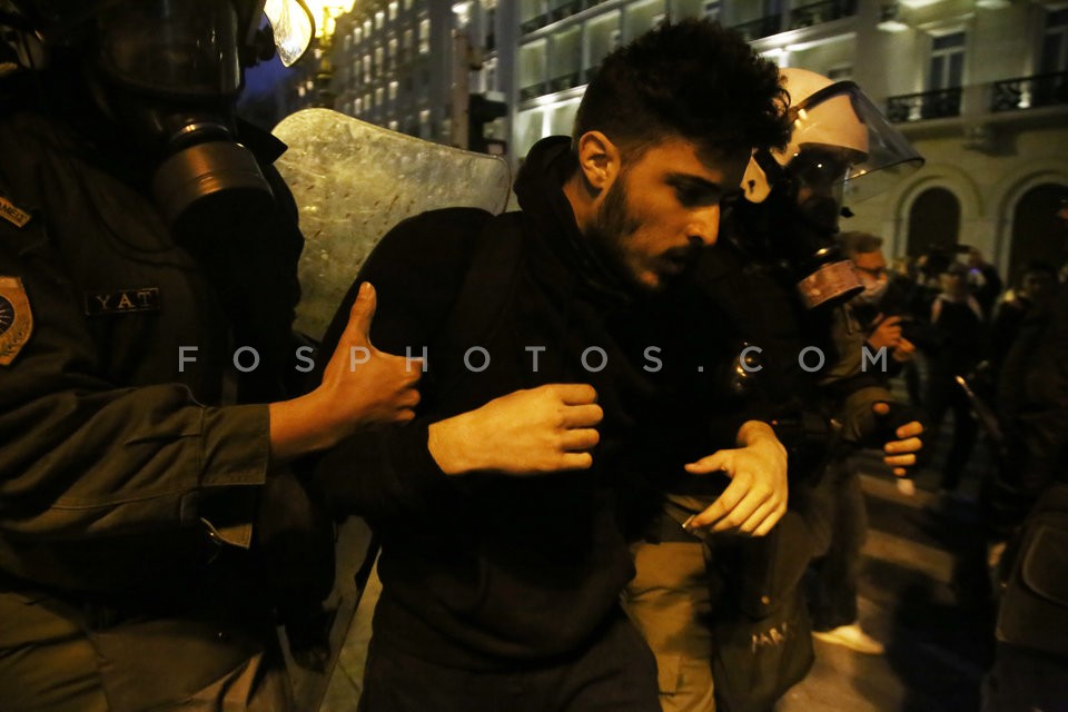 Clashes between young protestors and riot police / Επεισόδια εξω απο την Βουλή