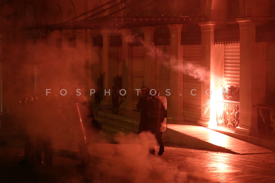 Clashes between young protestors and riot police / Επεισόδια εξω απο την Βουλή