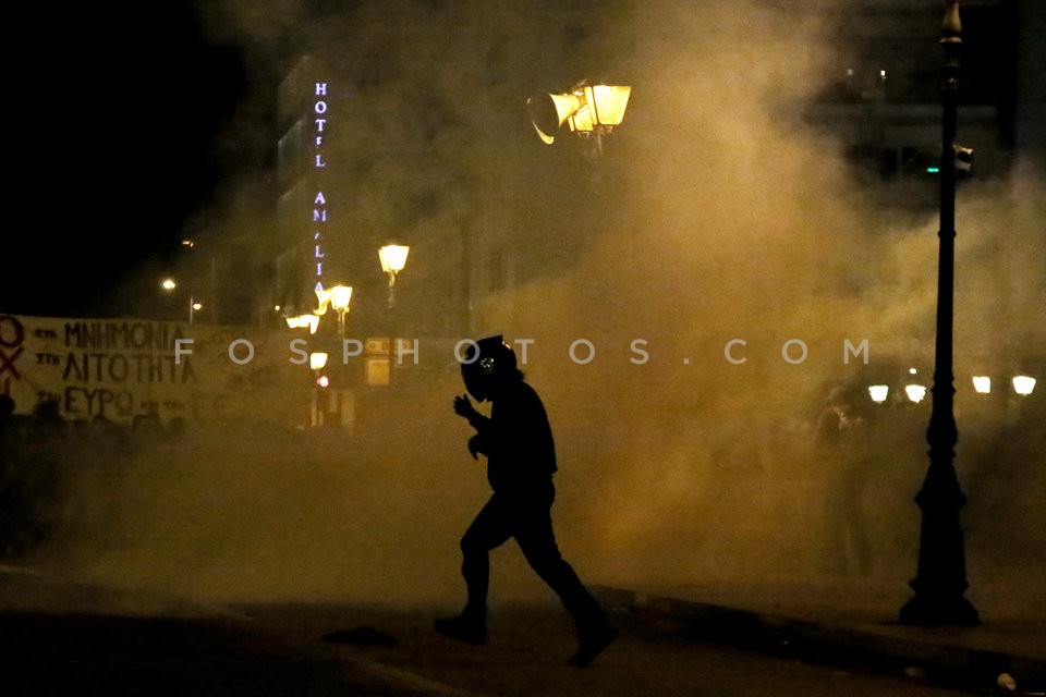 Clashes between young protestors and riot police / Επεισόδια εξω απο την Βουλή
