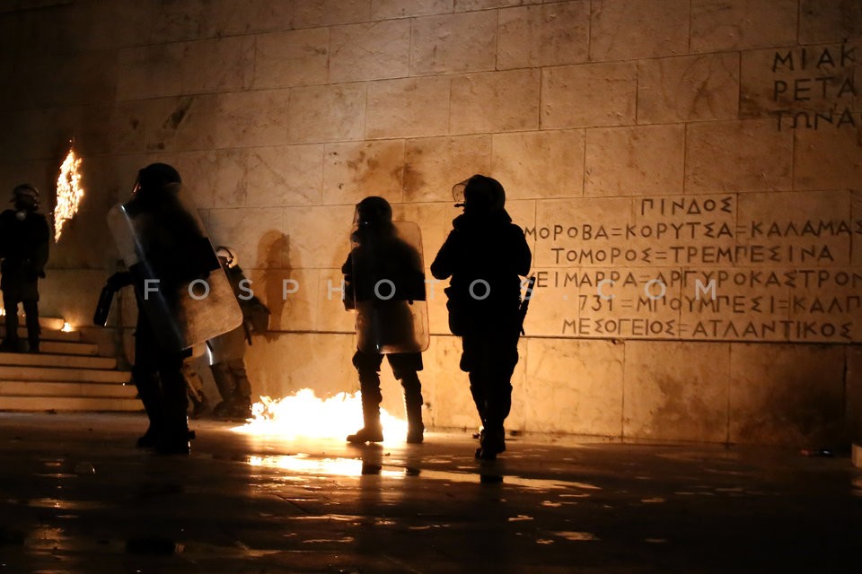 Clashes between young protestors and riot police / Επεισόδια εξω απο την Βουλή