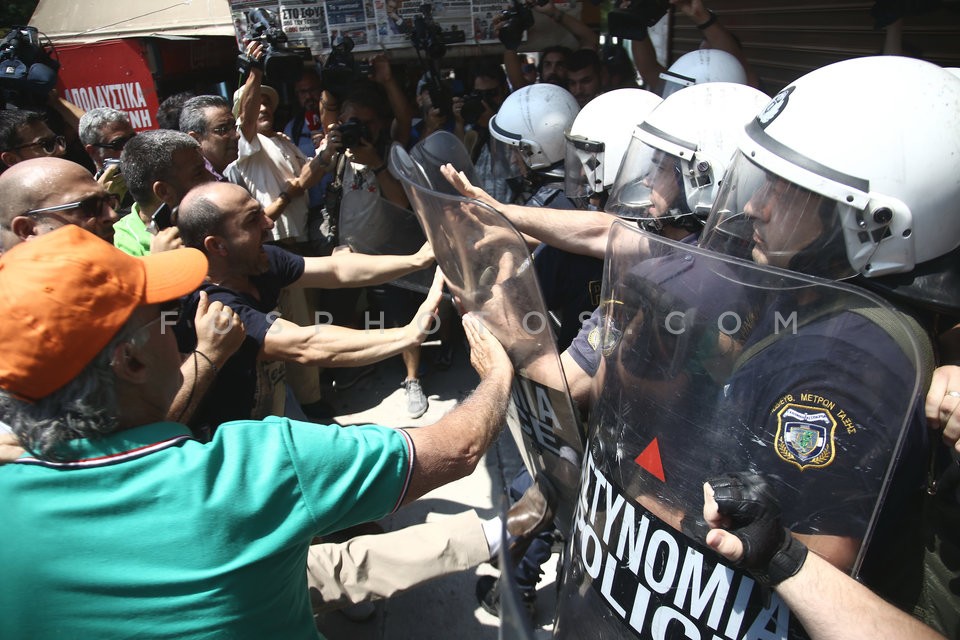 Municipal workers protest at the Minstry of Interior  /  Συγκέντρωση ΠΟΕ - ΟΤΑ στο υπουργείο Εσωτερικών