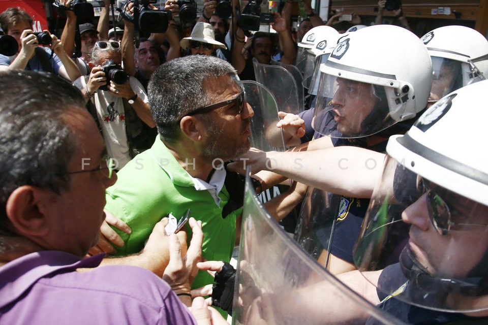 Municipal workers protest at the Minstry of Interior  /  Συγκέντρωση ΠΟΕ - ΟΤΑ στο υπουργείο Εσωτερικών