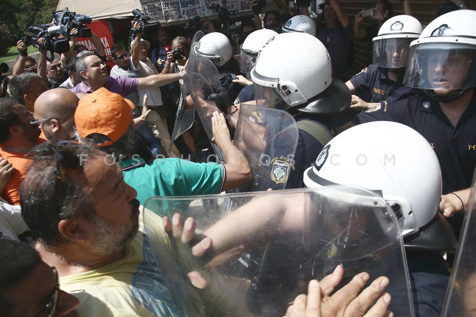 Municipal workers protest at the Minstry of Interior  /  Συγκέντρωση ΠΟΕ - ΟΤΑ στο υπουργείο Εσωτερικών