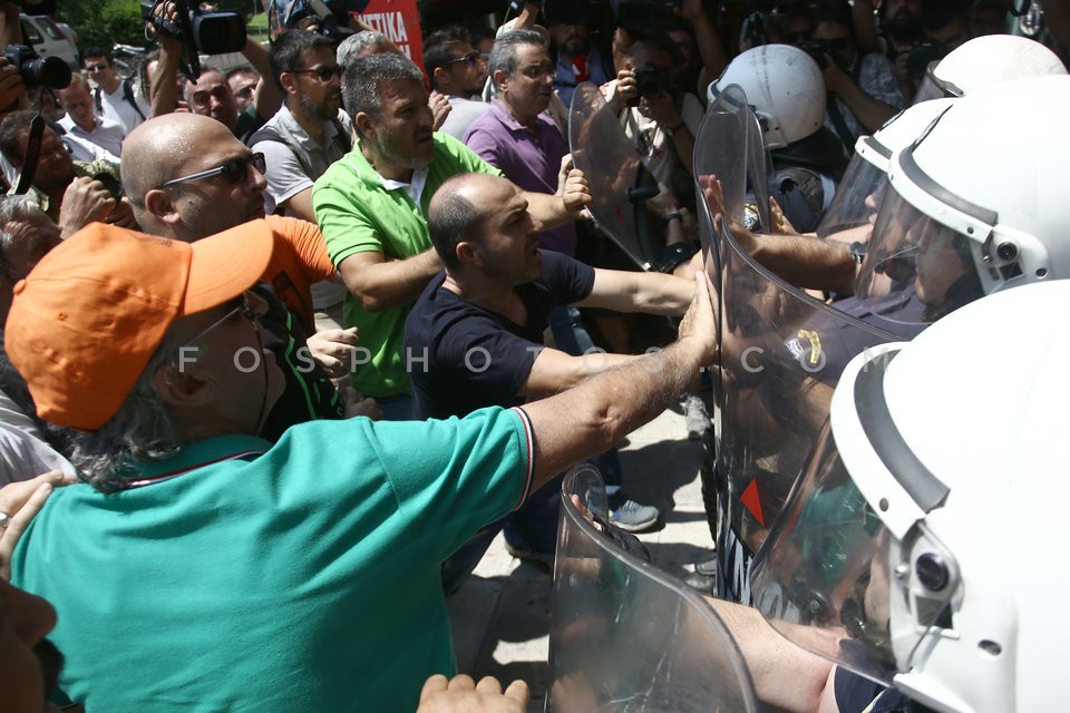 Municipal workers protest at the Minstry of Interior  /  Συγκέντρωση ΠΟΕ - ΟΤΑ στο υπουργείο Εσωτερικών