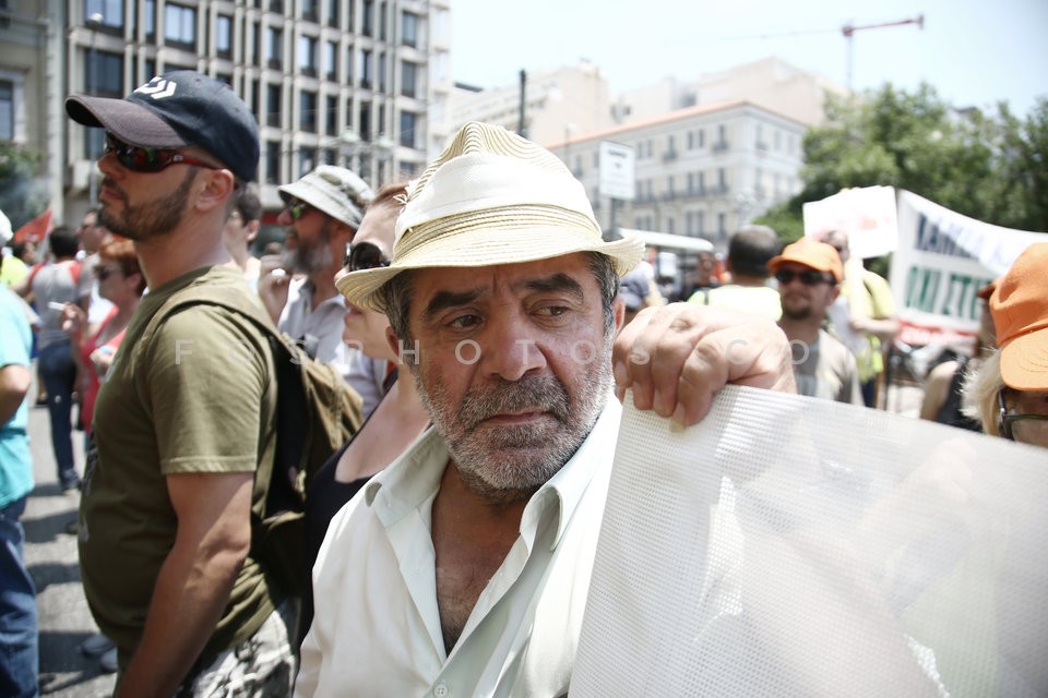 Municipal workers protest at the Minstry of Interior  /  Συγκέντρωση ΠΟΕ - ΟΤΑ στο υπουργείο Εσωτερικών