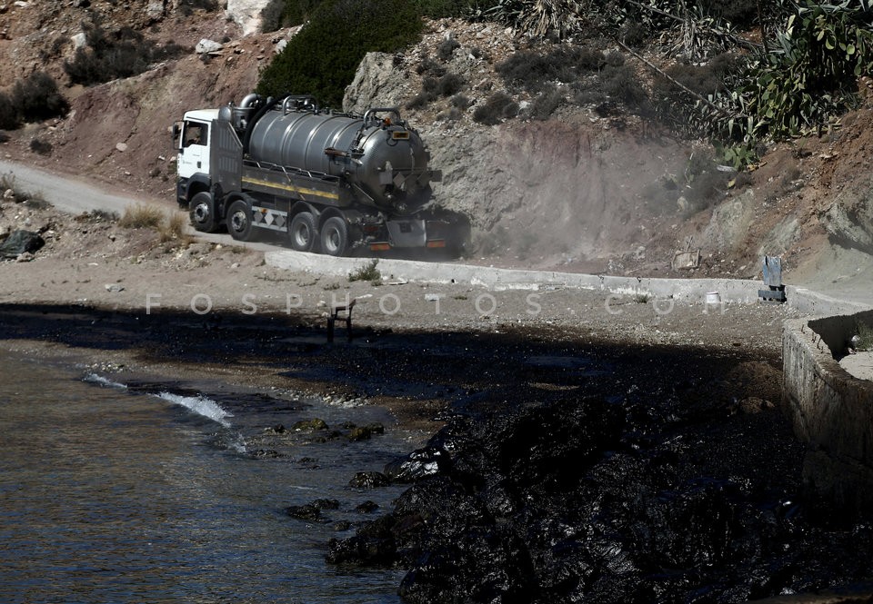 Oil pollution in the Saronic Gulf / Ρύπανση στο Σαρωνικό μετά τη βύθιση δεξαμενοπλοίου