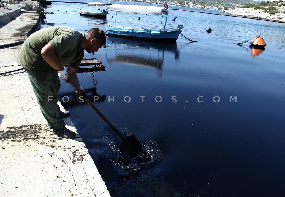 Oil pollution in the Saronic Gulf / Ρύπανση στο Σαρωνικό μετά τη βύθιση δεξαμενοπλοίου