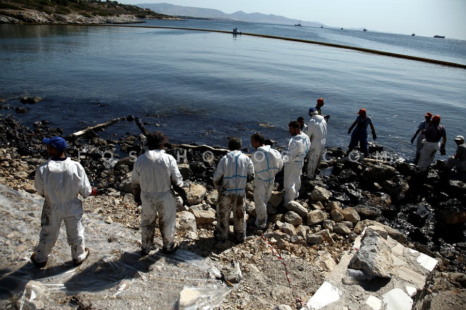 Oil pollution in the Saronic Gulf / Ρύπανση στο Σαρωνικό μετά τη βύθιση δεξαμενοπλοίου