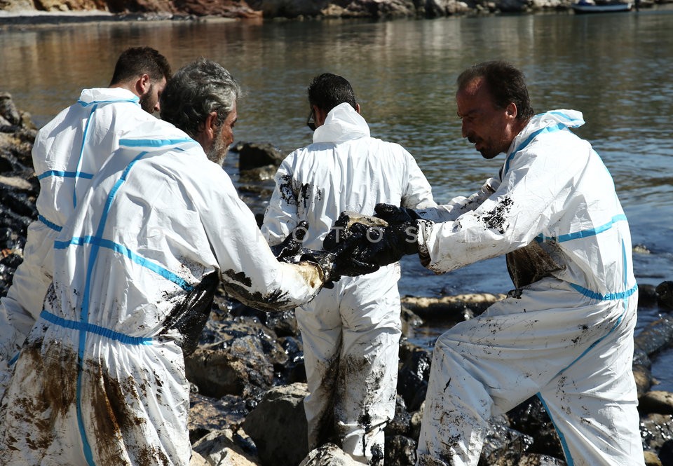 Oil pollution in the Saronic Gulf / Ρύπανση στο Σαρωνικό μετά τη βύθιση δεξαμενοπλοίου