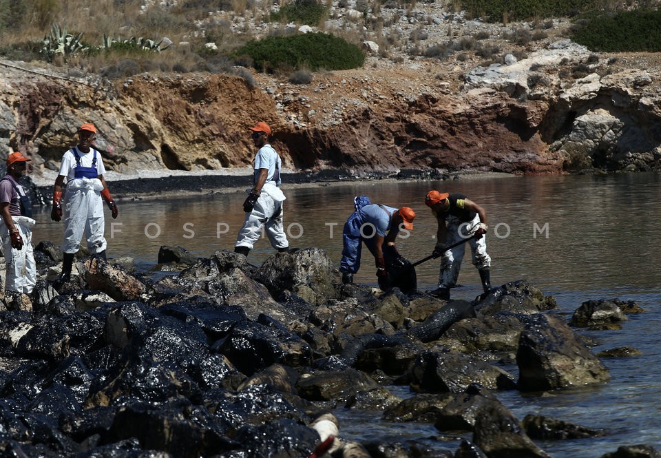 Oil pollution in the Saronic Gulf / Ρύπανση στο Σαρωνικό μετά τη βύθιση δεξαμενοπλοίου