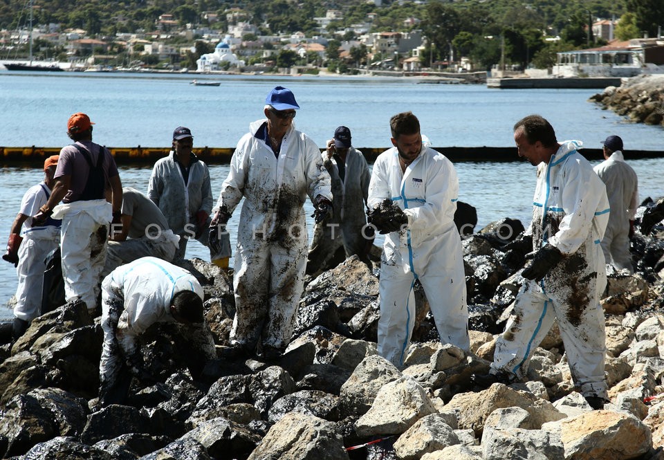 Oil pollution in the Saronic Gulf / Ρύπανση στο Σαρωνικό μετά τη βύθιση δεξαμενοπλοίου