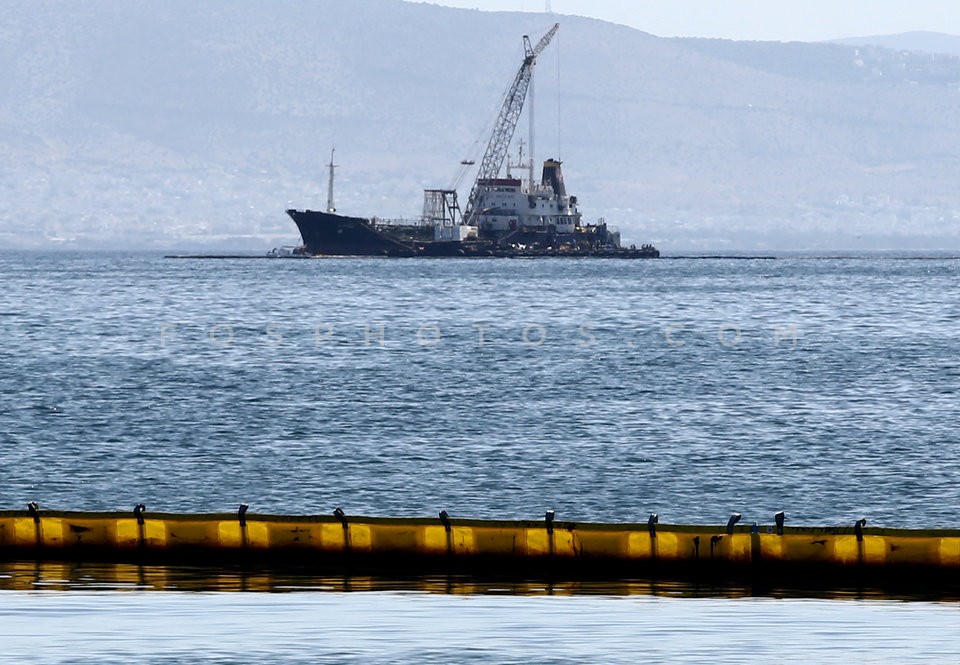 Oil pollution in the Saronic Gulf / Ρύπανση στο Σαρωνικό μετά τη βύθιση δεξαμενοπλοίου