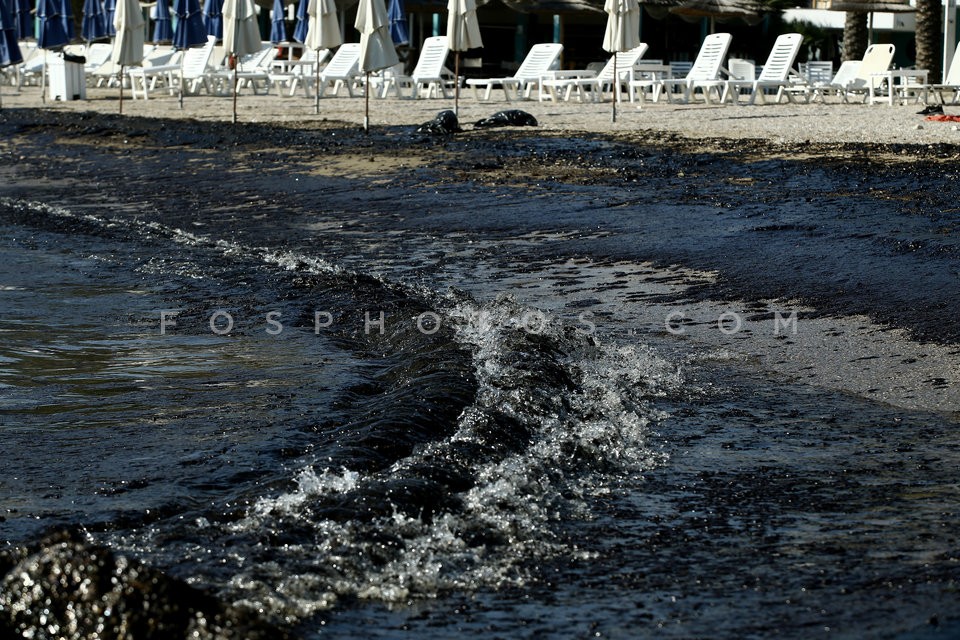 Greek oil spill spreads to Athens riviera  / Ρύπανση στο Σαρωνικό μετά τη βύθιση δεξαμενοπλοίου