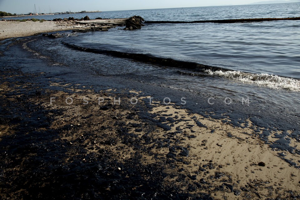 Greek oil spill spreads to Athens riviera  / Ρύπανση στο Σαρωνικό μετά τη βύθιση δεξαμενοπλοίου