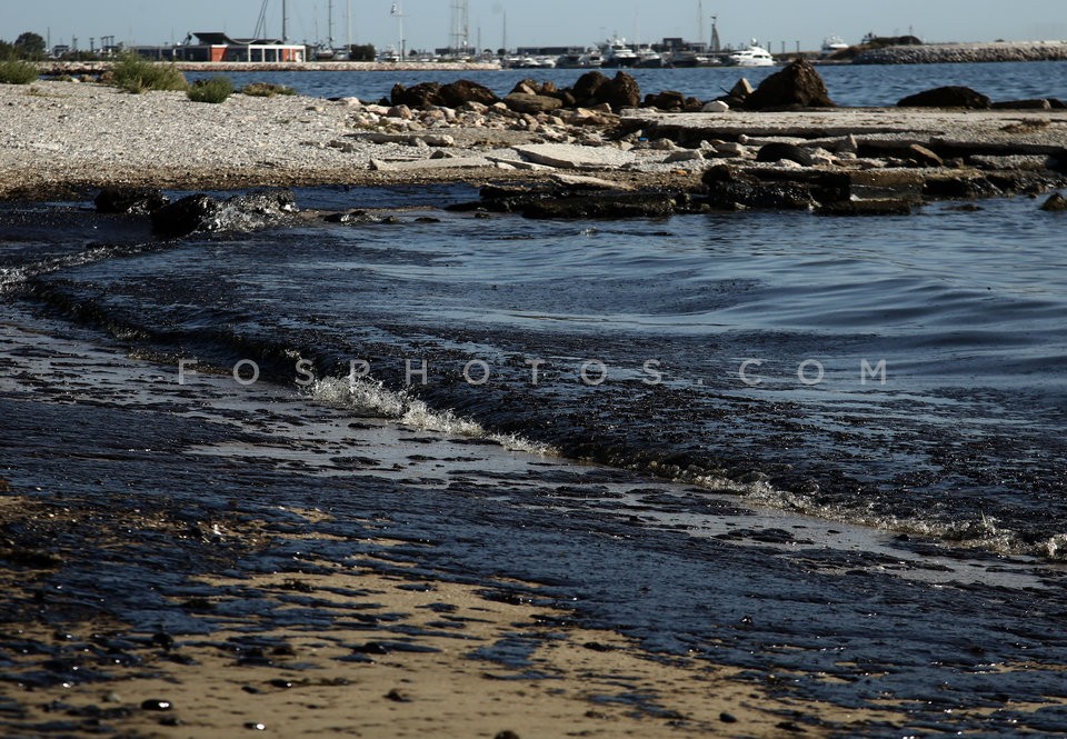 Greek oil spill spreads to Athens riviera  / Ρύπανση στο Σαρωνικό μετά τη βύθιση δεξαμενοπλοίου