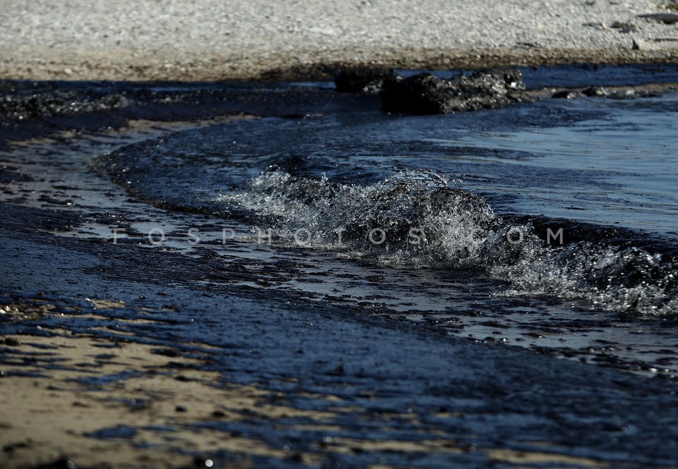 Greek oil spill spreads to Athens riviera  / Ρύπανση στο Σαρωνικό μετά τη βύθιση δεξαμενοπλοίου