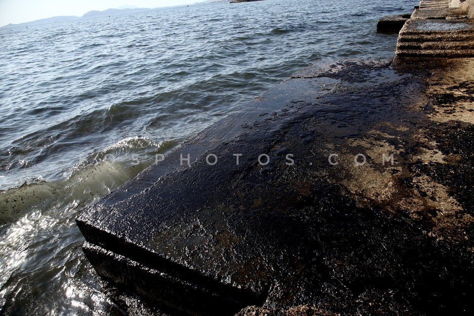 Greek oil spill spreads to Athens riviera  / Ρύπανση στο Σαρωνικό μετά τη βύθιση δεξαμενοπλοίου