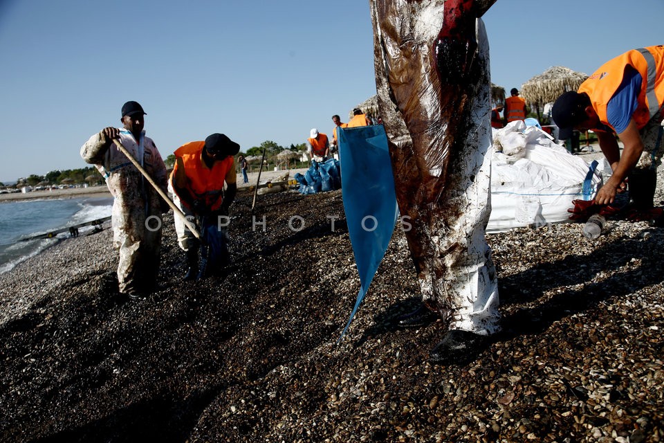 Greek oil spill spreads to Athens riviera  / Ρύπανση στο Σαρωνικό μετά τη βύθιση δεξαμενοπλοίου