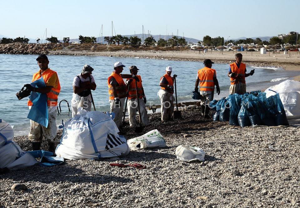 Greek oil spill spreads to Athens riviera  / Ρύπανση στο Σαρωνικό μετά τη βύθιση δεξαμενοπλοίου