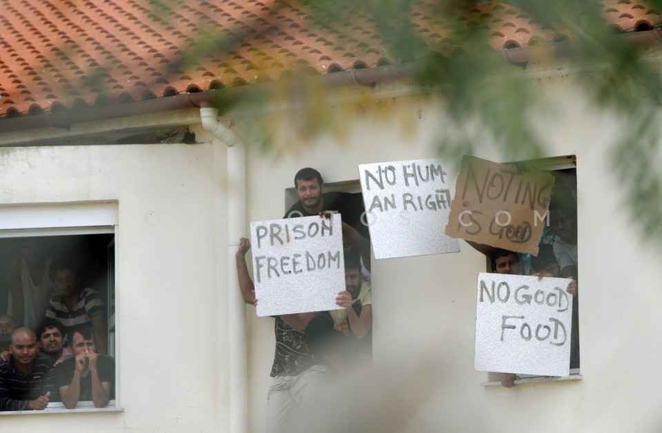 Immigration detention centers /  Κέντρα κράτησης μεταναστών