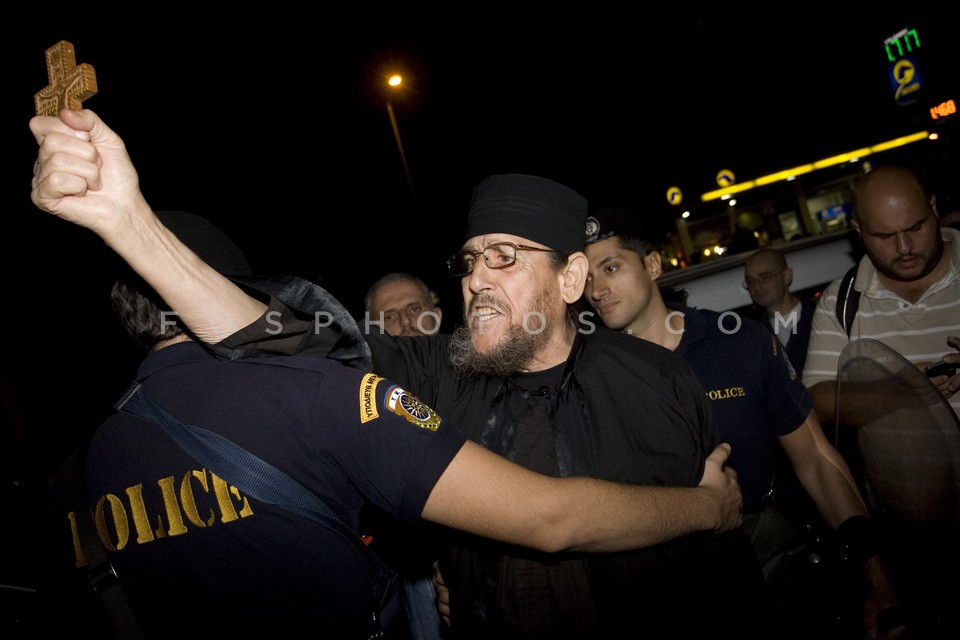 Demonstration in theater / Συγκέντρωση συμπαράστασης στο θέατρο