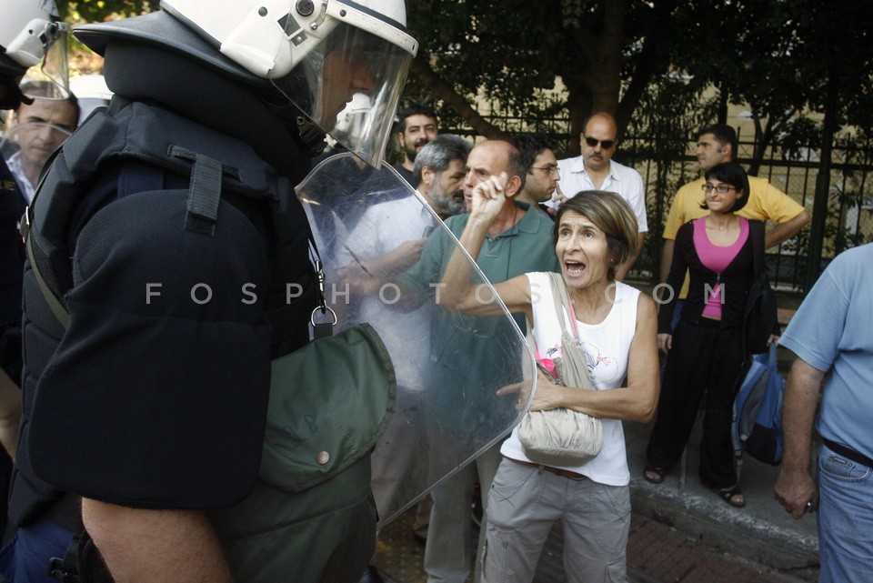 Shipyard workers demonstrating   /  Συγκέντρωση διαμαρτυρίας στην Ευελπίδων