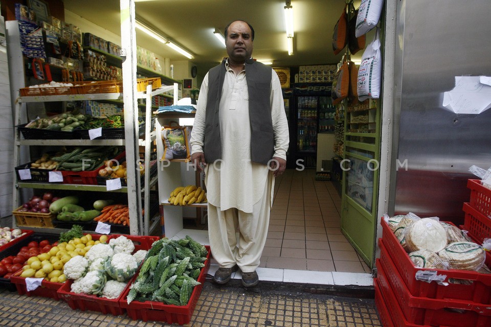 Stores in the Athens market  /  Καταστήματα στην αγορά της Αθήνας